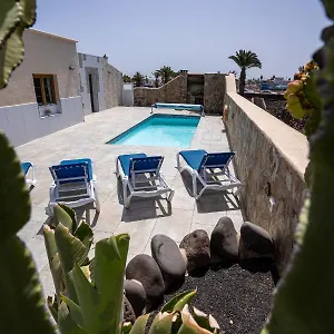 https://villa-tenike-playa-blanca-lanzarote-35580.in-canary-islands.com